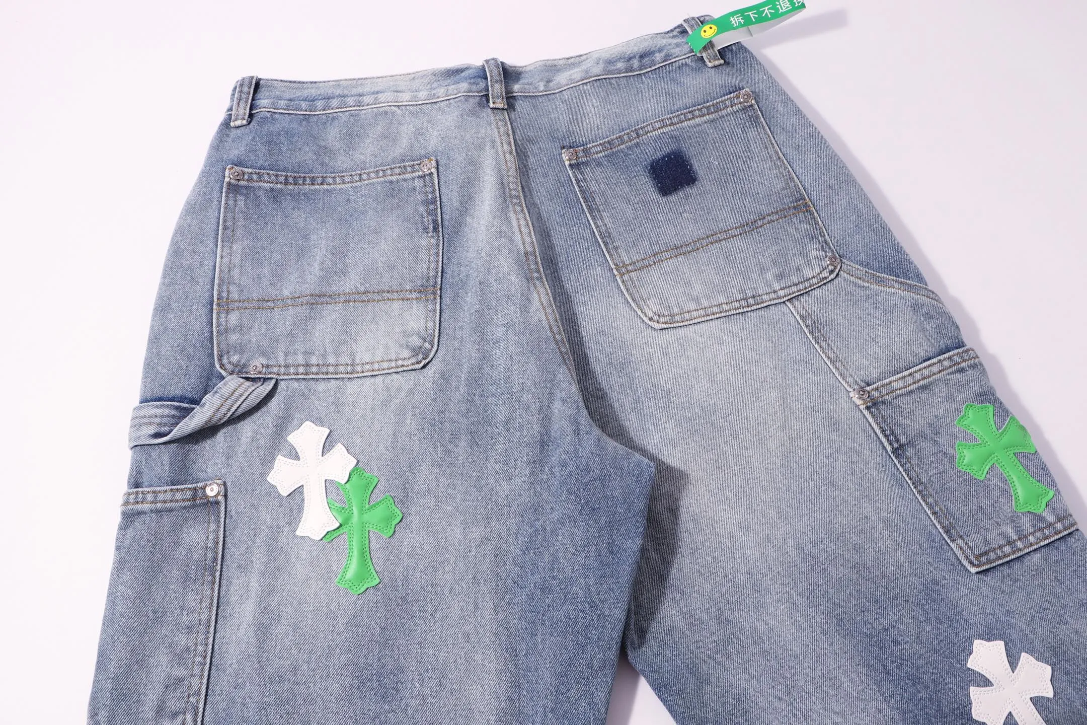 P260 Style No.: H924 Croxin & 𝐂𝐡𝐫𝐨𝐦𝐞 𝐇𝐞𝐚𝐫𝐭 ss25 white and green leather logging work jeans. Styles with different washed textures are very friendly to people with thin legs. The slightly flared version perfectly modifies the leg shape. The timeless and moderate length makes it easy to match and match. It is the basis for various styles and is a must-have in your wardrobe! The fabric is stiff but also makes the upper body soft without losing texture. The washing process is even more perfect. It is a must-have item for everyone! ! ! Washed wheat, hang tag, pants label, three labels complete Color: blue Size: 28-30-32-34-36